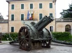E' quasi a custodia del Museo del risorgimento assieme ad altri
colleghi dalla "canna" pi� o meno lunga.....in Vicenza all'entrata
di una magnifica villa....Intorno tanto... e tanto verde....Che ne dite
amici vi piace l'accostamento?...E' il vecchio Carlino che ve lo 
 presenta,,,,,  CIAOOOOOOOO a chiunque di ferma a guardare....