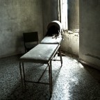 scatto eseguito sempre nell'ex manicomio.questo lettino sembra essere stato usato per inserire la testa del povero mal capitato all'interno di quell'arco dove vi erano delle lampade che venivano accese ad intermittenza pazzesca....non oso immaginare la tortura....