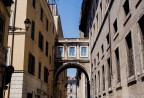 un mostro per i vicoli di Roma un mostro per i vicoli di Roma