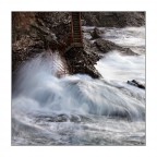 Una scelta di tempi d'otturazione mirata mi ha permesso di riportare il movimento del mare. Un tempo pi� lungo avrebbe appiattito le onde, uno pi� corto avrebbe annullato l'effetto dello zampillio.