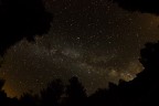 Stelle con perseide e piccola scia di satellite Stelle con perseide e piccola scia di satellite