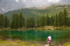 Mentre mi preparavo per fare una panoramica sul Lago Blu (vicino Cervinia) mi sono imbattuto in questi 2 piccoli turisti che, come me ammiravano le trasparenze dell'acqua, mi hanno colpito i loro comportamenti fraterni e le loro magliette i cui colori risaltavano sul verde circostante