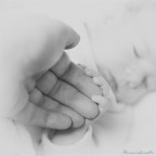 Autoscatto .. primi attimi di vita insieme. La mia mano a darti forza, amore e tanta serenit�.