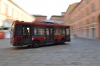 Panning di un autobus in una piazza di Bologna