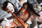 Foto originale del ritratto "Violinista Steampunk", giusto per valutare invadenza della PP.

Ritratto al volo durante Lucca Comics 2012, poco tempo a disposizione (10 secondi in croce prima che la suonatrice perdesse attenzione).