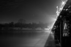 Una classica serata invernale sulla riva del Po. Nebbia che permette di intravedere la sponda opposta ed enfatizza il passaggio tra ombre e luci del ponte. Il fiume, apparentemente docile, si mostra per poi ritornare tra le ombre della notte

Canon 5D + 50 f/1.8
ISO 400 f/20 59"