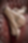 nudo con calze, divano e rosso nudo con calze, divano e rosso