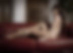 nudo con calze, divano e rosso nudo con calze, divano e rosso