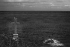 La croce commemorativa domina la scogliera a picco sul mare. 
Ho voluto enfatizzare la drammaticit� dello scatto trasponendo da colore a bianco e nero l'immagine.
_________________