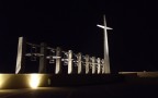In questo scatto notturno vi sono: la catena di campane, composta da ben 8 di esse, e l'enorme croce, il tutto situato davanti alla splendida Chiesa di San Giovanni Rotondo (FG); opera del prestigioso architetto Renzo Piano.