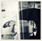 l'idea di fare questa foto nasce dall'esigenza di "ingannare" chi osserva l'immagine in questione, e siccome � stata dura realizzarla ora che ci sono riuscito ve la propongo.
Nello specifico i  soggetti con l'ombrello sembrerebbero di fornte a me, invece solo quello a sinistra � di fronte, l'altro invece � dietro di me e quella che si vede � solo la sua ombra riflessa nel vetro, attendo una vostra opinione schietta e sincera ve ne sarei molto lieto... grazie ciro