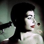 Autoscatto

http://www.youtube.com/watch?v=_hQMZ8GmWDI

Sento che durer� un p�, deriso dalla folla il clown
Conto che durer� un p�, deriso dalla folla il clown
Guardo la fine che fai, deriso dalla folla il clown
Gonfio di numeri ormai, deriso dalla folla il clown
Gonfio di numeri ormai, deluso dalla folla il clown