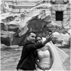 Due turisti messicani si sono innamorati della citt� ed hanno deciso  di sposarsi, per questo sono da soli a fotografarsi a Fontana di Trevi. Ho chiesto loro se volevano una foto con la reflex da spedirgli per mail, ma hanno preferito che gliela scattassi con il loro telefonino. Ah l'amore l'amore...