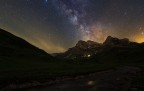 2 esposizioni da 9 minuti ognuna,una fissa per il cielo e una con astroinseguitore ad orologeria 
f4 iso 400 per emntrambe