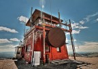 L'immagine rappresenta la torre di osservazione anti-incendio in cima al Monte Washburn nello Yellowstone National Park (USA), quando l'ho scattata pensavo gi� di "giocarci" un po' con l'HDR per far risaltare i contrasti tra arancioni e bianchi della vernice, ho appositamente volute tenere anche i raggi di luce perch� mi piacevano.
L'effetto fiheye � dato dal grandangolare e dalla vicinanza al soggetto...

Dati di scatto:
f/4, 1/400 sec., ISO-200, focale 10 mm.

Grazie per consigli e/o critiche