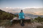Meditando di fronte all'Himalaya