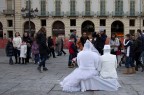 La sposa in bianco e lo sposo col cappello La sposa in bianco e lo sposo col cappello