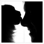 Lei si che mi vuole bene! :D Foto scattata da mia sorella mentre la Asia (la gatta) mi baciava il naso :D 

L'effetto quasi silhouette � voluto in questo caso...

Pareri e critiche ben accetti!
Jacopo