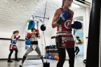 Un reportage tra le atlete che scelgono il pugilato, sport tipicamente virile, per confrontarsi tra donne e cercare il limite estremo della propria femminilit�