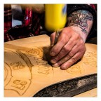 Fiera del motociclo di Verona, srtigiano che stava realizzando opere in cuoio.

Pareri e critiche sono ben accette, in particolar modo sulla resa dei colori (non so regolarmi se sono presenti dominanti o altri errori grossolani)

Un caro saluto,
Jacopo