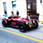 ...Automobile ebbra di spazio,
che scalpiti e fremi d'angoscia
rodendo il morso con striduli denti...

Immagine fortemente elaborata delle mille miglia... il panning � riuscito male perch� ero troppo vicino alla strada, ma l'immagine mi d� l'idea pi� di un artwork che di una foto vera e propria...