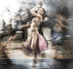 La guardavo danzare. Ero affascinato. La sua mano si era sollevata con una leggerezza incantevole. Quel gesto era pieno di fascino ed eleganza, cos� come il giovane volto e il suo corpo. Sembrava di essere fuori dal tempo. Forse con una certa parte del nostro essere viviamo tutti fuori dal tempo...� quello che a volte o spesso cerchiamo, anche inconsapevolmente.