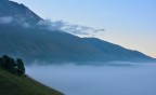 I monti Sibillini sorgono dalla nebbia I monti Sibillini sorgono dalla nebbia