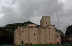 *Abbazia Romanica S.Vittore di Genga, nei pressi della Gola di Frasassi*  

---- Ogni critica costruttiva, benvenuta. Su le "lin�e cadenti" non chiedetemi di pi�, mi fermo qui e ho fatto gi� un "sacrificio", non ritenendo "esteticamente" e volumetricamente accettabile, l'"effetto imbuto" che si evidenzia quando si vogliono costringere le tre dimnsioni a giacere su due. Sar� questa una vecchia storia, per�  ancora  non l'ho esattamente compresa, grazie.