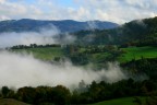cielo grigio e strati di nebbia cielo grigio e strati di nebbia