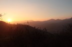 Tramonto del sole tra le montagne dell'appennino bolognese