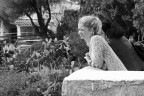 Biondina sul muretto