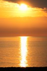 Tramonto con linea verticale di luce