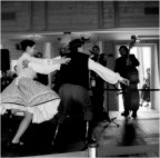 posa attraente in  lontananza