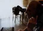 Un uomo al telefono. Un uomo al telefono.