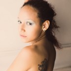 Ritratto di spalle di ragazza con tatuaggio