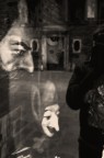 Venezia.
Mi fermo, appena arrivato, davanti alla vetrina di un artigiano che costruisce maschere, bellissime.
Mi appronto allo scatto e all'improvviso mi accorgo che in questo piccolo spazio c'� tutto, proprio tutto dell'essenza dell'essere umano.
Basta mettere a fuoco bene...