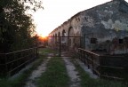 Tramonto su casa di campagna Tramonto su casa di campagna