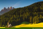 La suggestiva chiesa barocca di S. Giovanni in Ranui ripresa tra i silenzi di un'alba e subito dopo inondata dai primi raggi di sole. 
Sullo sfondo il gruppo delle Odle. (Val di Funes, Dolomiti).