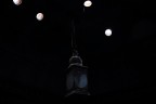 Ciao a tutti! In questo scatto mi sarebbe piaciuto valorizzare i fasci di luce provenienti dai fori circolari nella cupola di un hammam. Il risultato � un po' diverso; delle lame di luce purtroppo non c'� traccia se non l'illuminazione fioca di una lanterna appesa al soffitto..
Suggerimenti su come ottenere l'immagine voluta e critiche sono graditissime.
Michel