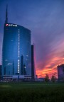 La torre Unicredit nel centro direzionale di Milano Porta Nuova al tramonto