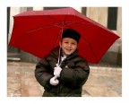 Ombrello rosso e bambino Ombrello rosso e bambino
