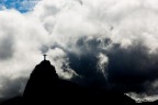 Durante la mia permanenza a Rio non c'� stato proprio verso di vedere il Corcovado pulito e il Cristo in tutto il suo splendore (per fortuna quando ero proprio sul monte sono riuscito ad ammirarlo da vicino e soprattutto godere del panorama della citt�, una vista incredibile) 

Nonostante ci� ho scattato questa foto, che a me piace molto, dal Pan di Zucchero, per pochi attimi le nuvole che avvolgevano il Cristo si sono aperte leggermente lasciandolo intravedere e creando un'atmosfera abbastanza particol