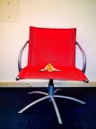 Natura morta (banana su sedia rossa)