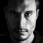 Commenti e critiche ben accetti.

Nel tentativo di accentuare l'effetto drammatico ho posizionato una luce molto laterale. Le ombre nel lato scuro del volto sono leggermente schiarite da un riflettore e ho recuperato i contorni del viso con un flash puntato direttamente verso la camera, posizionato esattamente dietro di me. Qualche consiglio per migliorare?