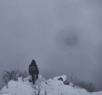 Immagine che cerca di imitare il rapporto tra uomo e natura del romanticismo, un rapporto dove il sublime annichilisce l'uomo e ne mostra la fragilit� dinanzi alle forze che lo circondano.
Ispirato dal capolavoro di Caspar David Friedrich "Viandante sul mare di nebbia"