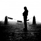 doverosa premessa: parto con questa foto, altre ne seguiranno se l'idea vi piacer�, che � ultimamente il mio genere di street per aggirare i problemi di privacy. 
grazie della vostra attenzione...mi raccomando se dovrete criticare sparate al bersaglio grosso in modo che io soffra poco...hehehe