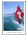 La bandiera Svizzera fotografata a bordo di un traghetto sul Lago di Lucerna