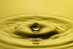 Goccia in caduta su acqua