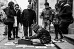 Scena che mi ha colpito per l'alternanza anagrafica degli spettatori. 
Torino 2017 - artista consenziente a farsi riprendere.
Prime prove di Street, un genere al quale mi sono avvicinato solo di recente.
Canon 5d mk I - Canon 50 1.8