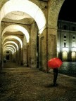 L'uomo con l'ombrello rosso. L'uomo con l'ombrello rosso.